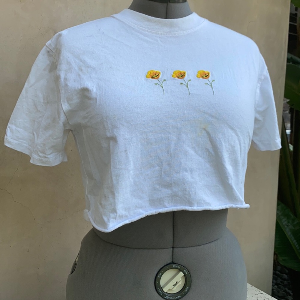 Cute crop top that douse match almost everything. Love the casual look.